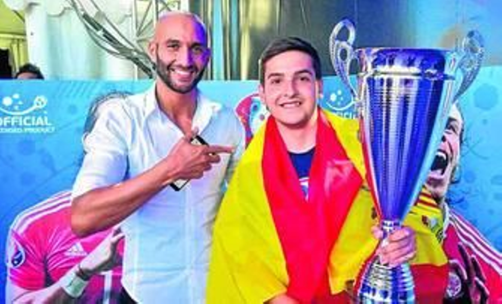 Alejandro posa con el trofeo instantes después de proclamarse campeón