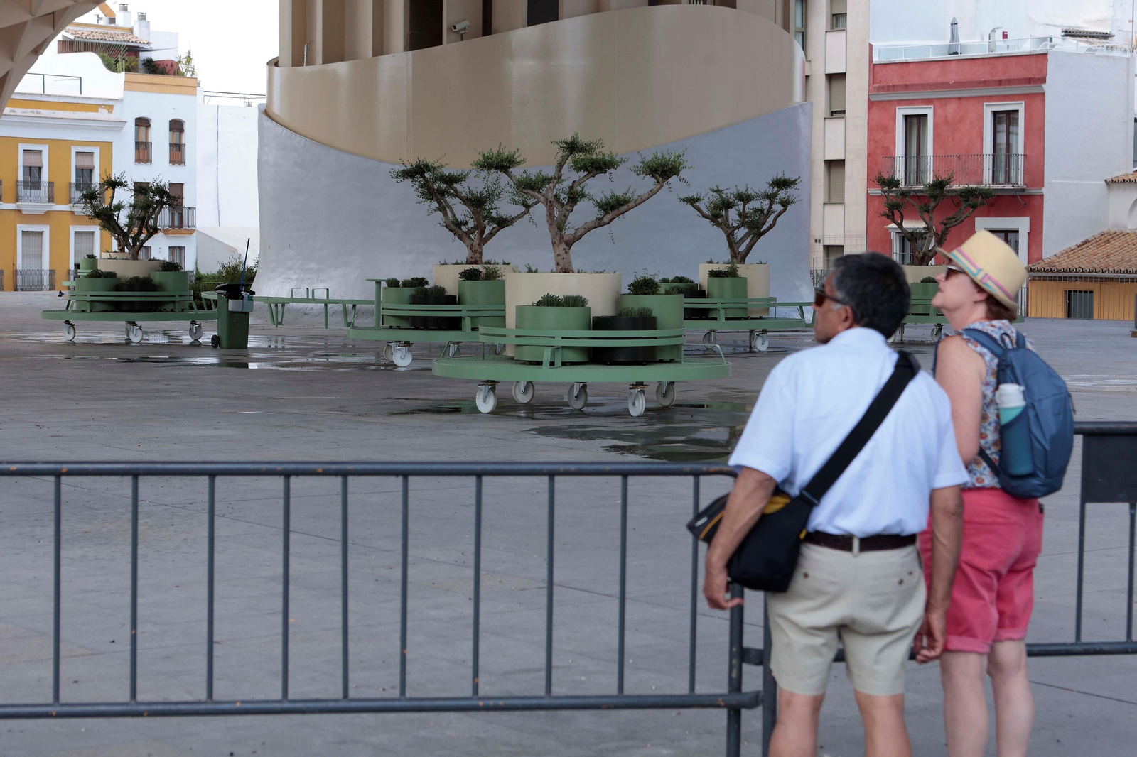 Una pareja observa la singular arquitectura de las Setas de la Encarnación.