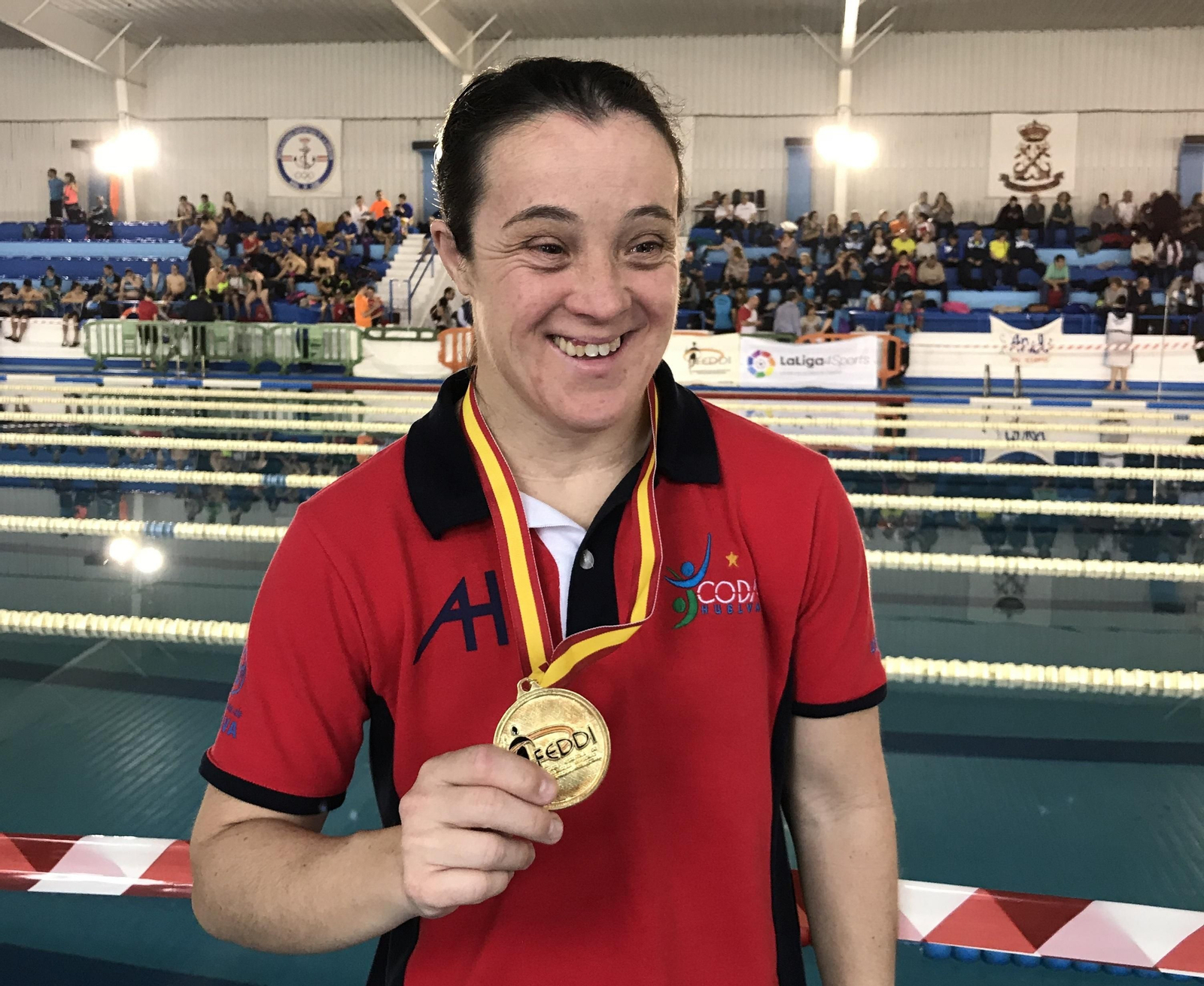 La onubense María Leandro, con una de sus muchas medallas.
