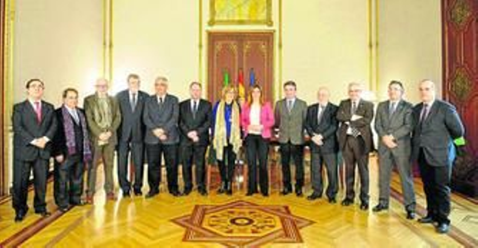 Los rectores de las universidades públicas andaluzas, ayer con la presidenta de la Junta, el consejero de Economía y el secretario general de Universidades.