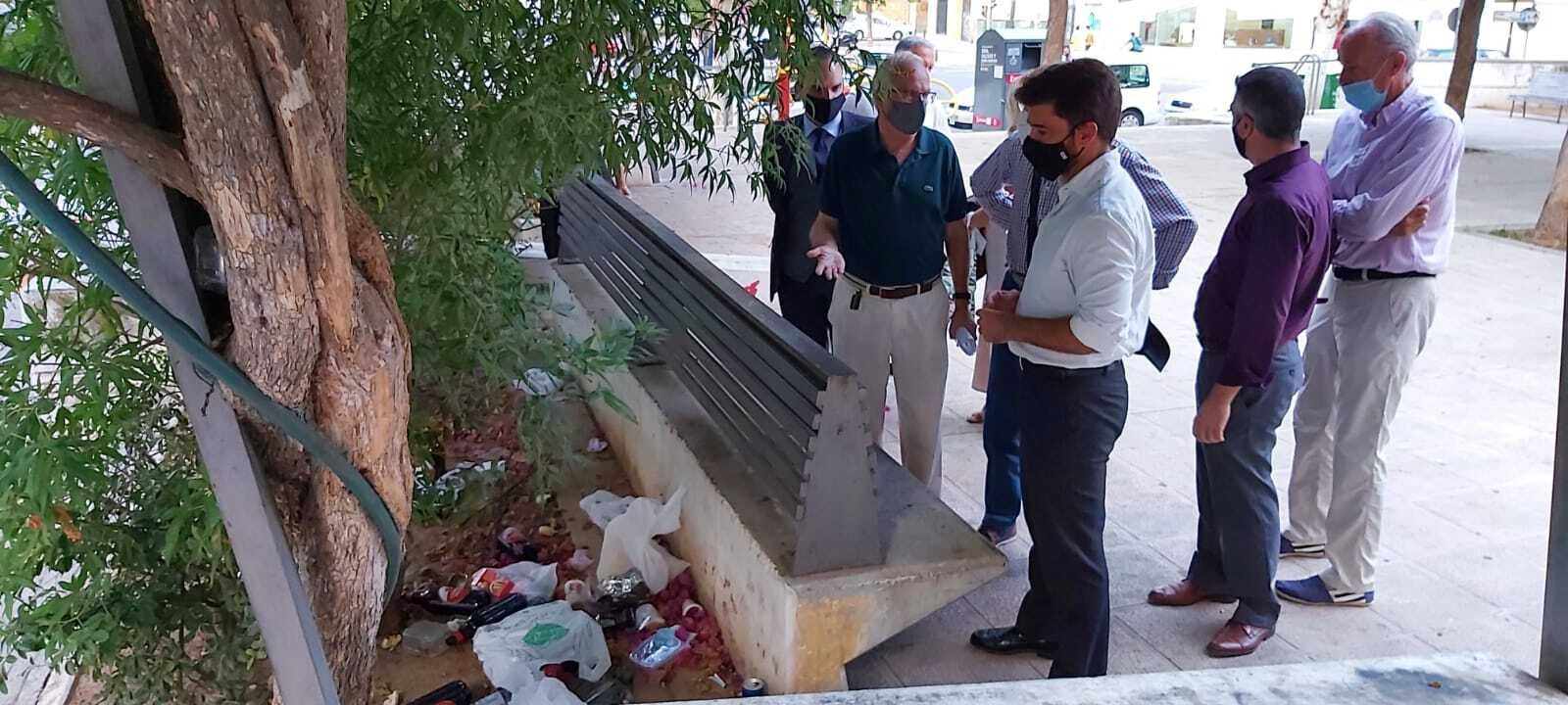 Un vecino de Chapina señala a Beltán Pérez la basura acumulada tras un banco.
