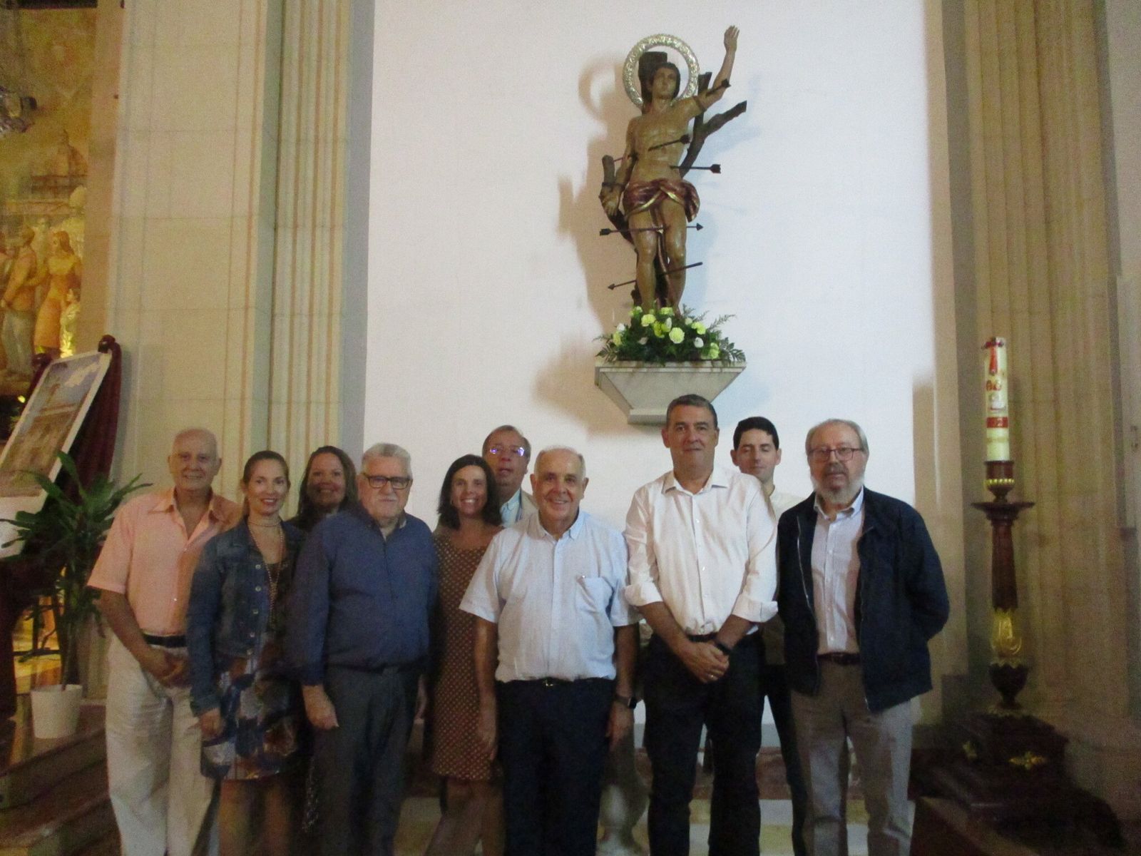 El comité organizador de los actos que empezó su labor en enero del presente año, ante la imagen de San Sebastián.