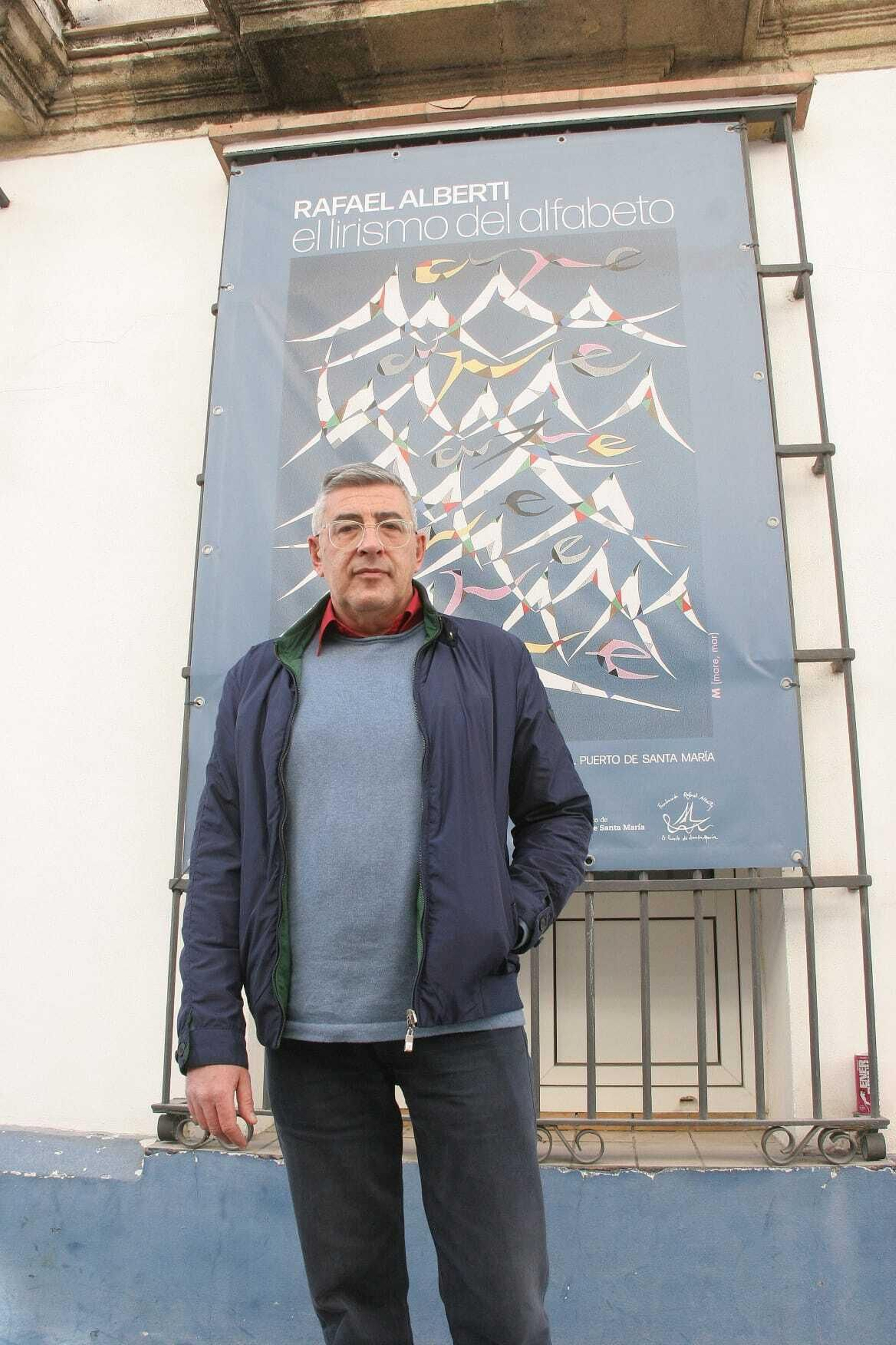 Otra imagen del secretario de la Fundación, en la calle Santo Domingo.