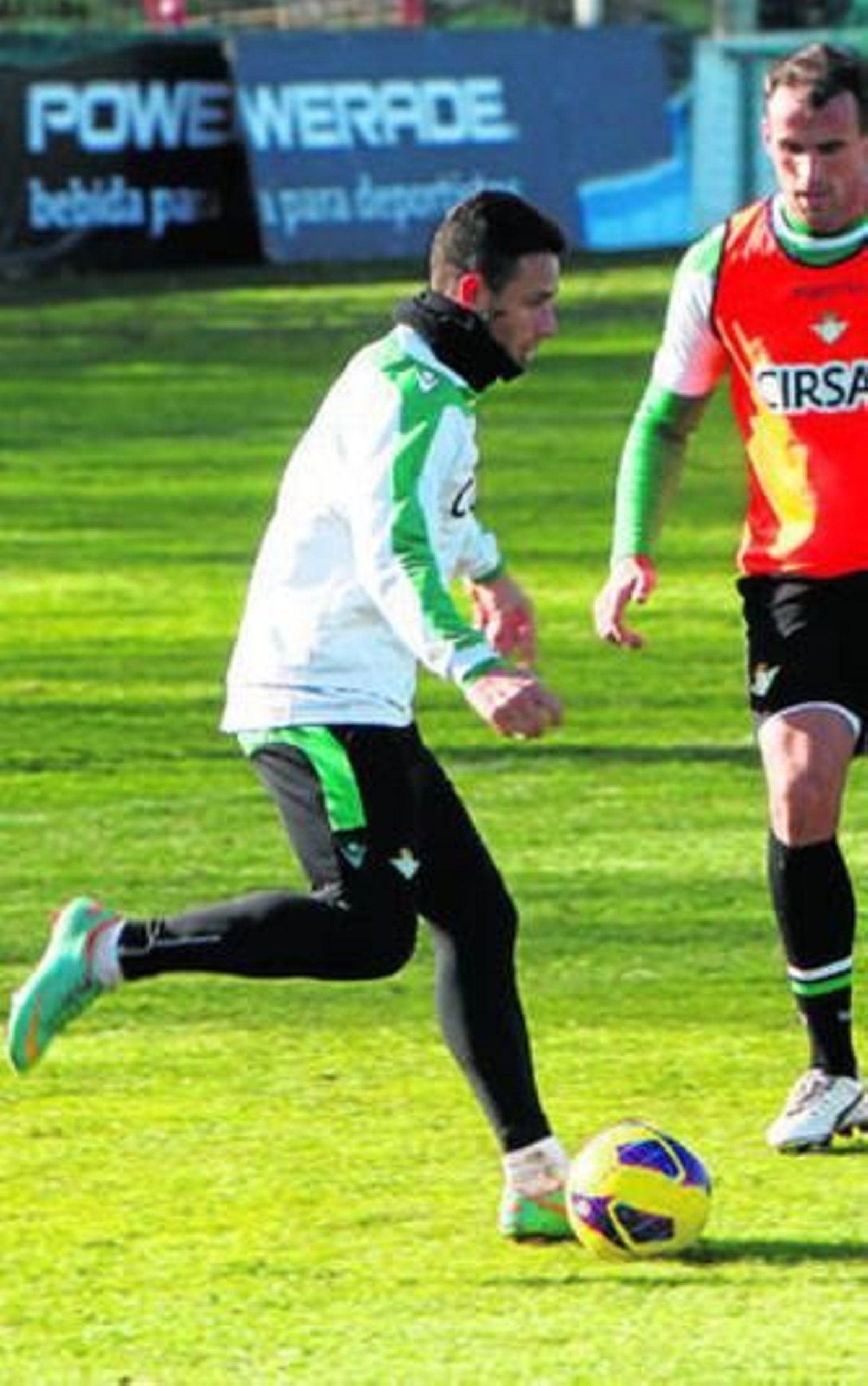 Rubén Castro se dispone a golpear la pelota ante Amaya.
