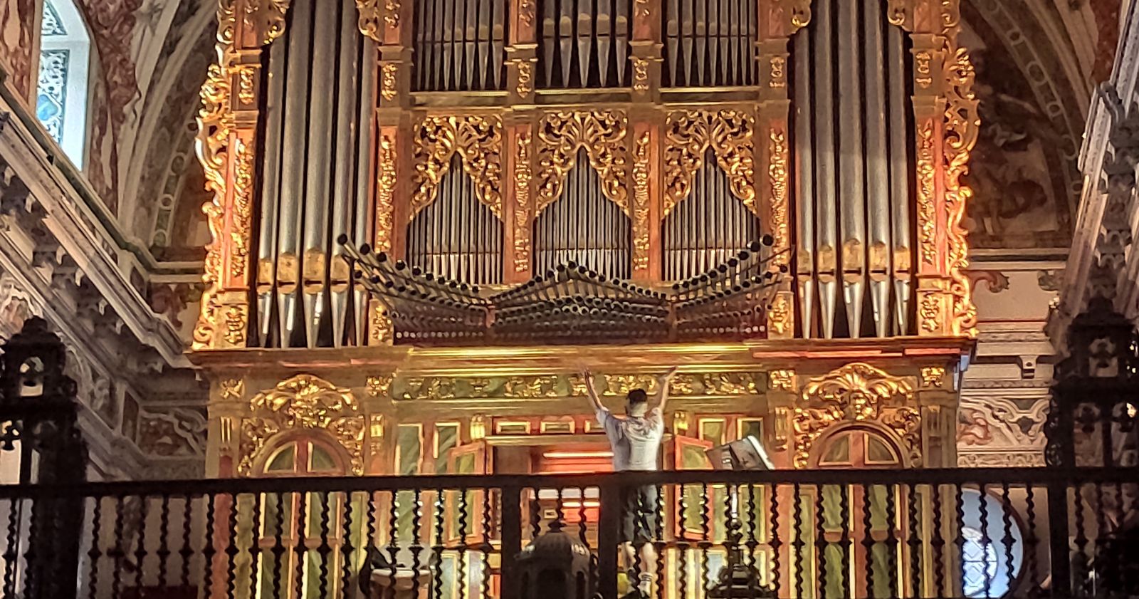 Yuzura Hiranaka saludando con admiración el instrumento de los Venerables.