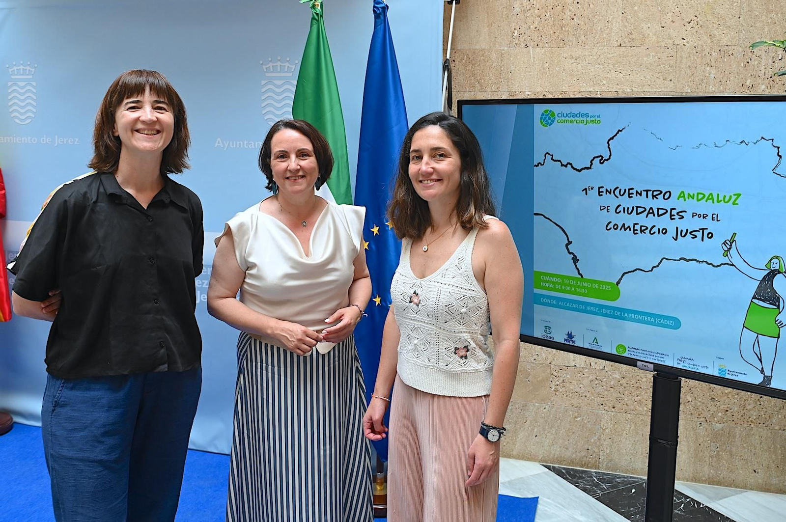 Nela García, junto a Marta Mangrané y Leticia García en la presentación del Encuentro de Comercio Justo.