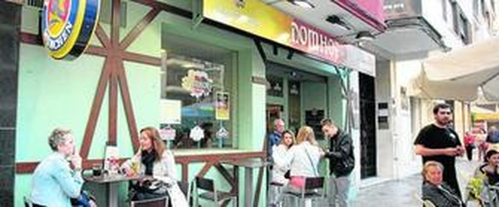 La cervecería se ha convertido en punto de encuentro de vecinos y amantes de la cerveza alemana.