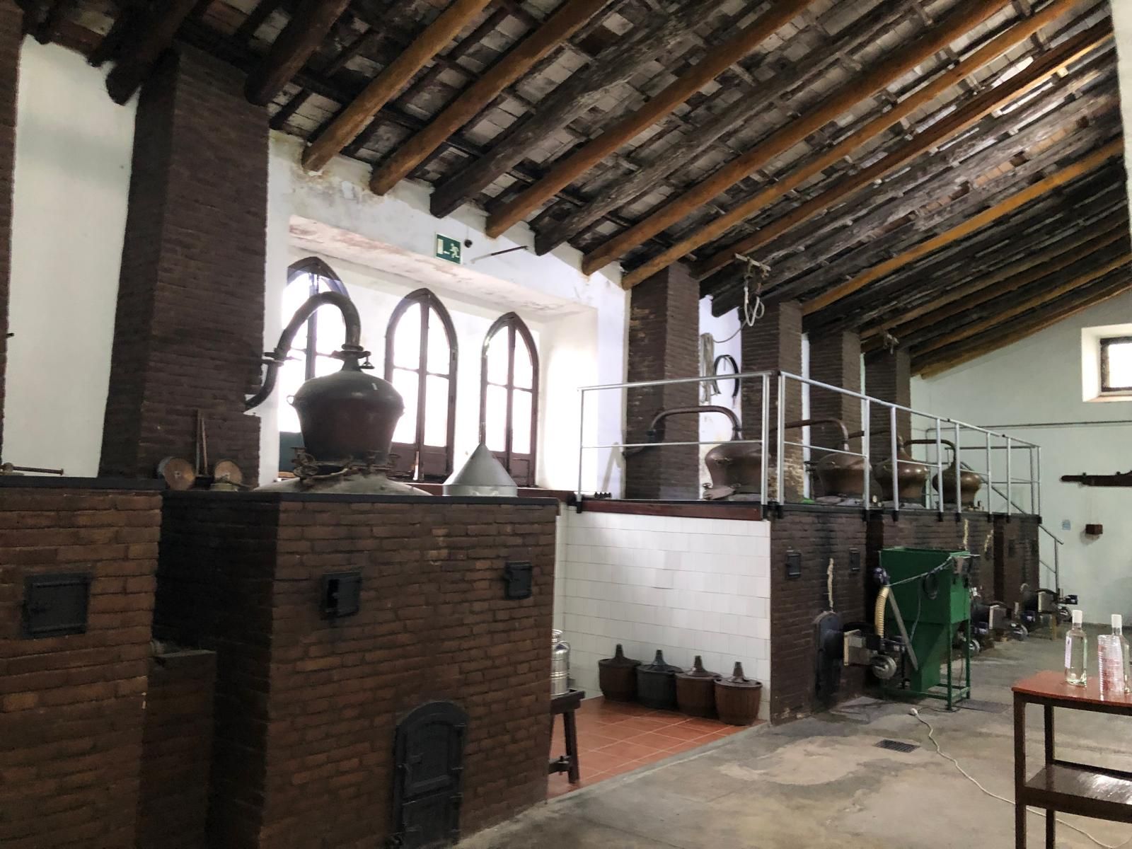 La sala de destilación de Destilerías Cazalla