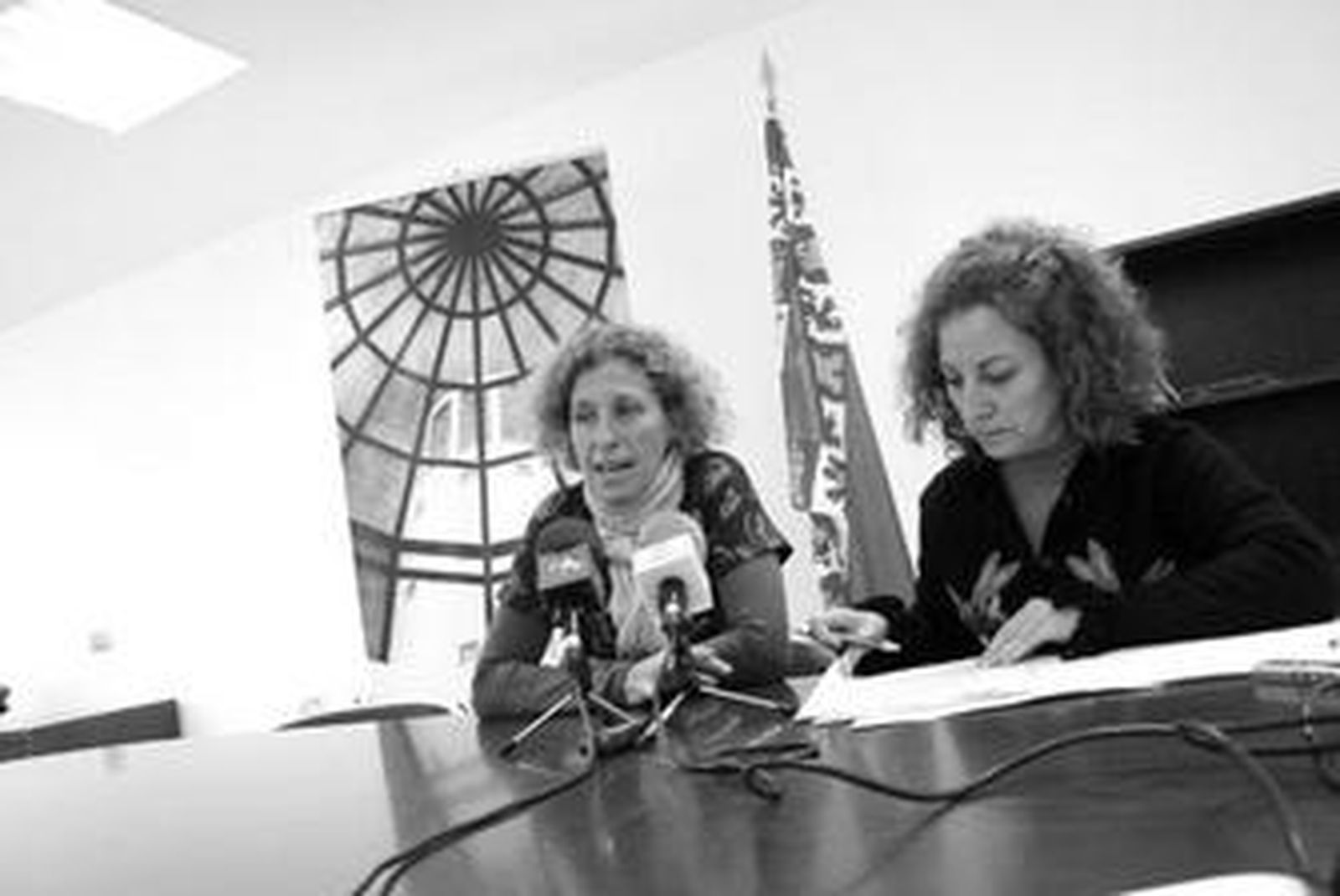 Mané Cisneros (izquierda) y Paola Moreno, ayer en el Kursaal.