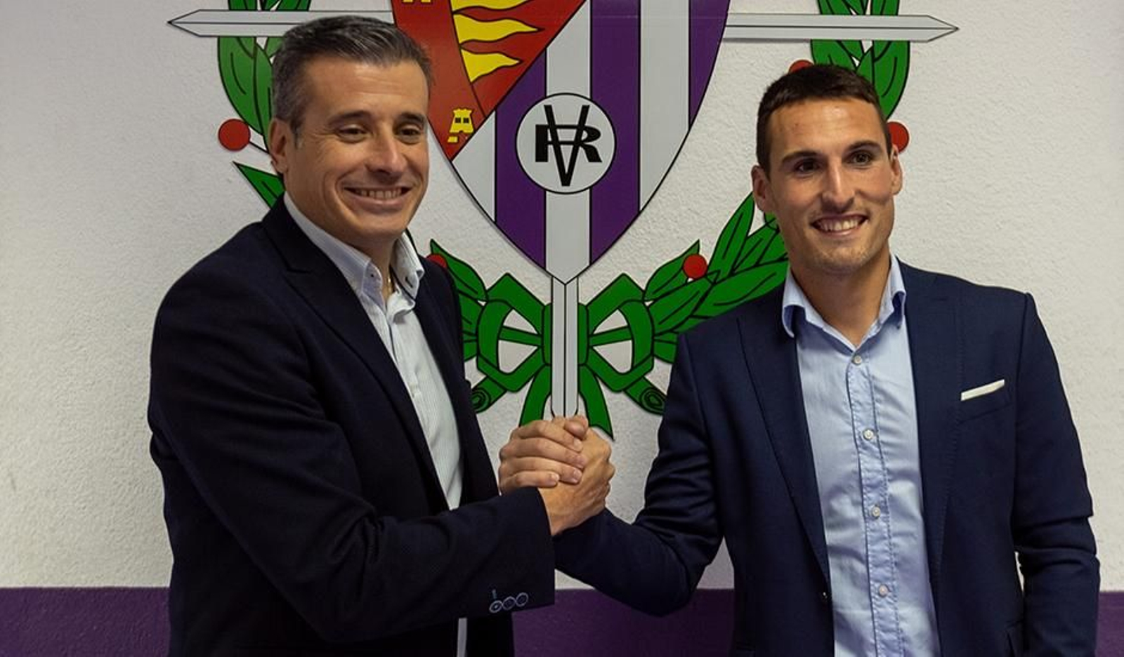 Miguel Ángel Gómez posa con San Emeterio en su presentación.