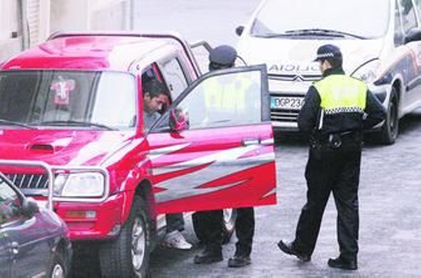 La Policía Local multa a un vehículo mal estacionado. La Policía Local multa a un vehículo mal estacionado.