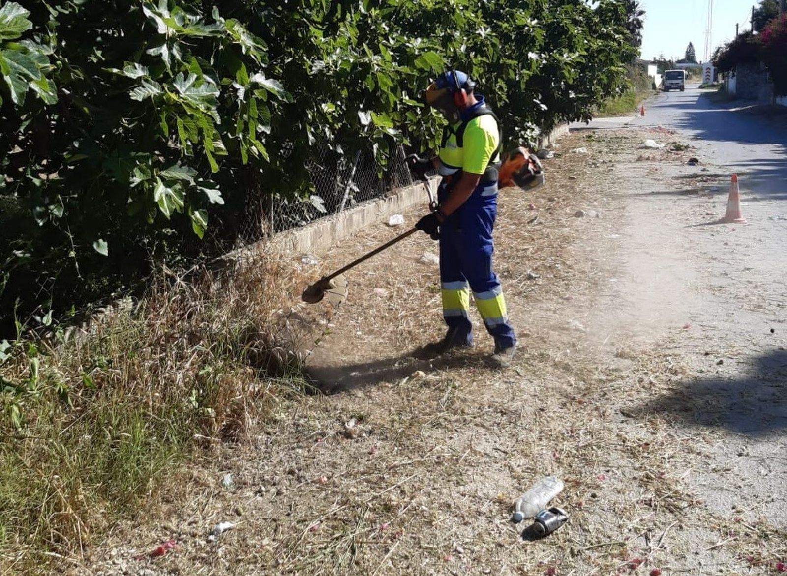 Un operario durante las labores que eliminación de vegetación en el diseminado chiclanero.