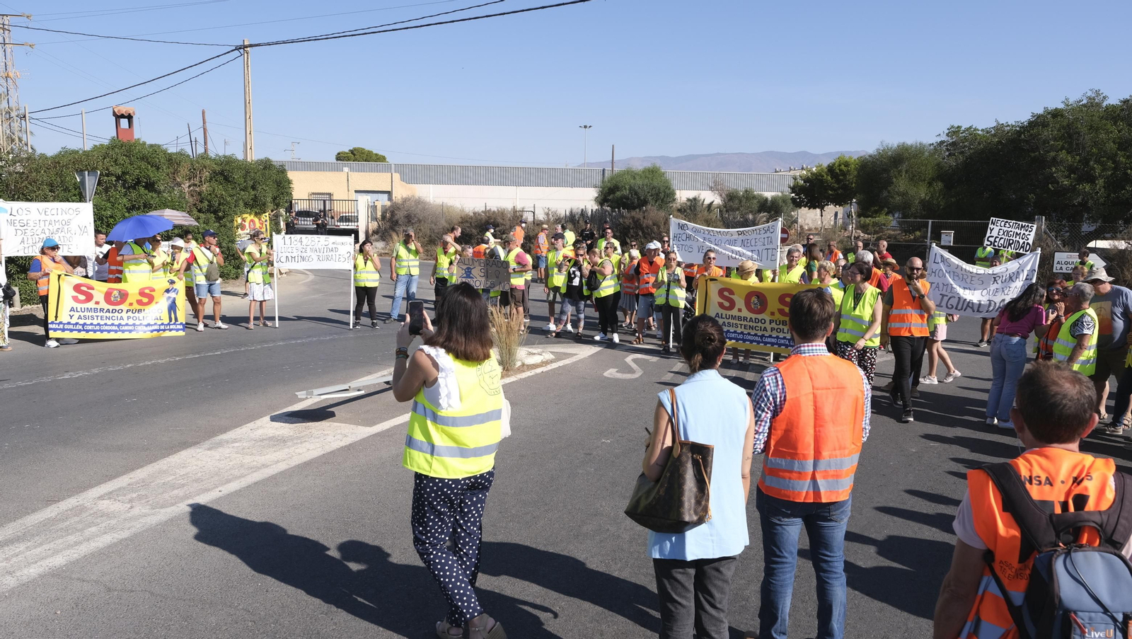 Protestas de los vecinos de los cortijos de La Cañada por la falta de iluminación