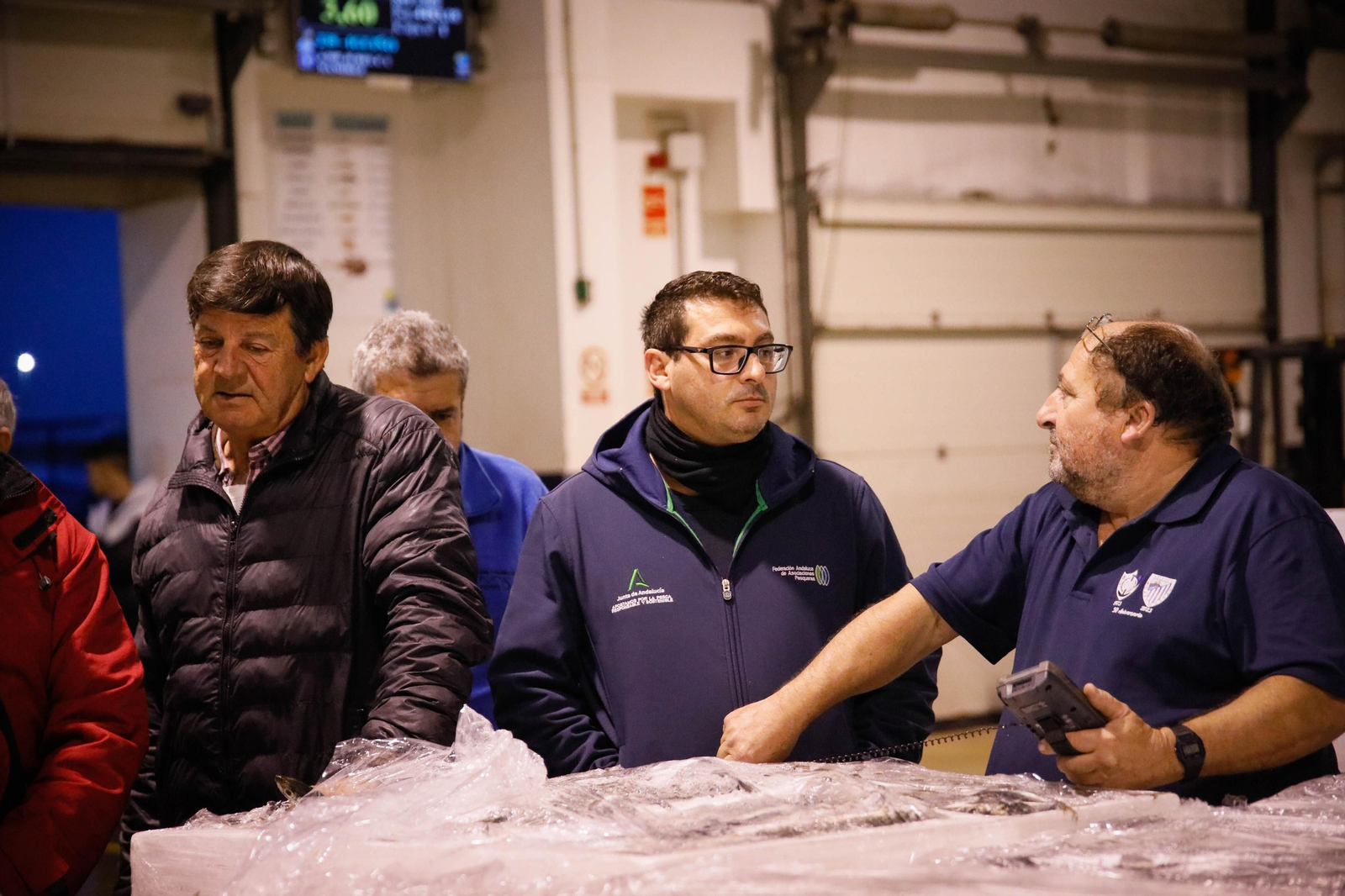 Te contamos en imágenes como ha sido la descarga de las traiñas en la lonja de Almería