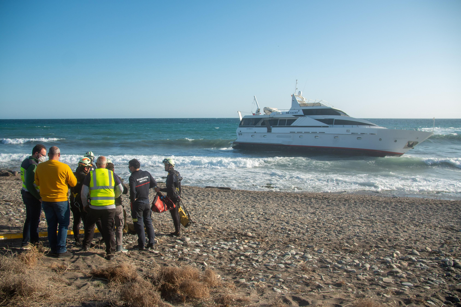 Así ha sido el rescate de los tripulantes de un yate encallado en una playa de la Costa de Granada