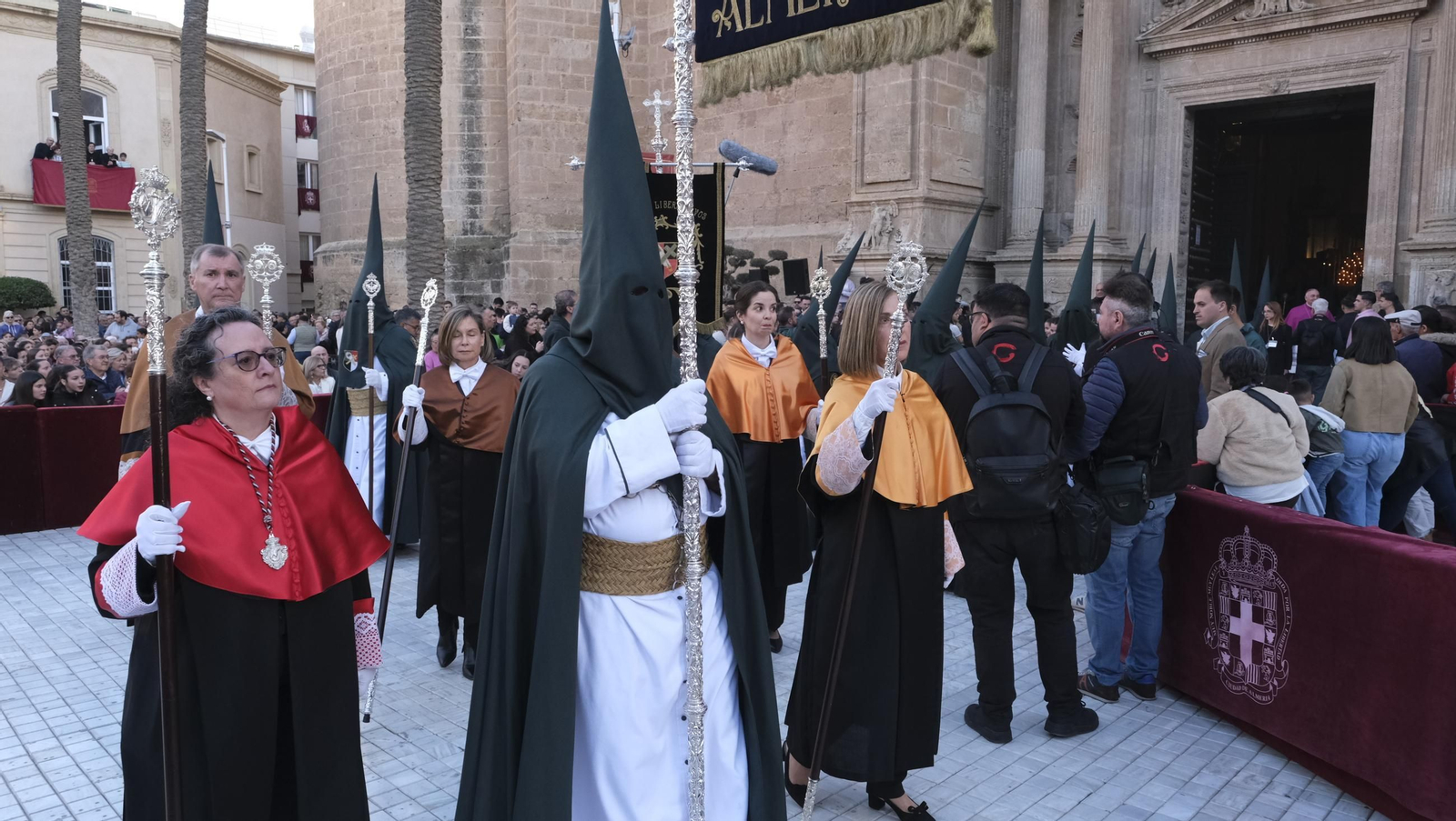 Estudiantes en la Semana Santa de Almería 2025