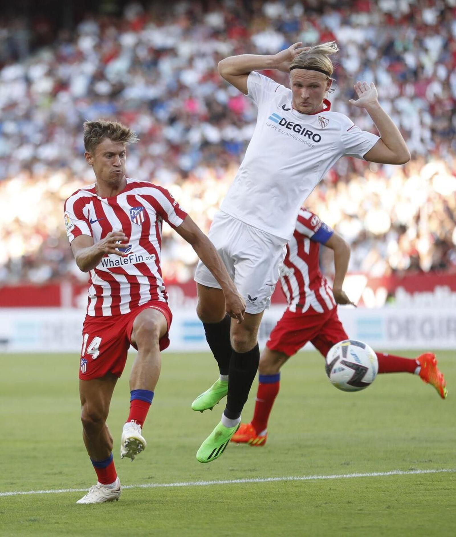 Dolberg se retira para no hacerle penalti a Marcos Llorente en una acción defensiva.