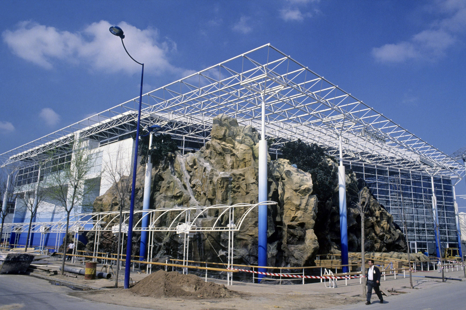 Pabellón de Nueva Zelanda. Aún conserva la pared rocosa. Es la sede del Instituto Andaluz de Estadística.