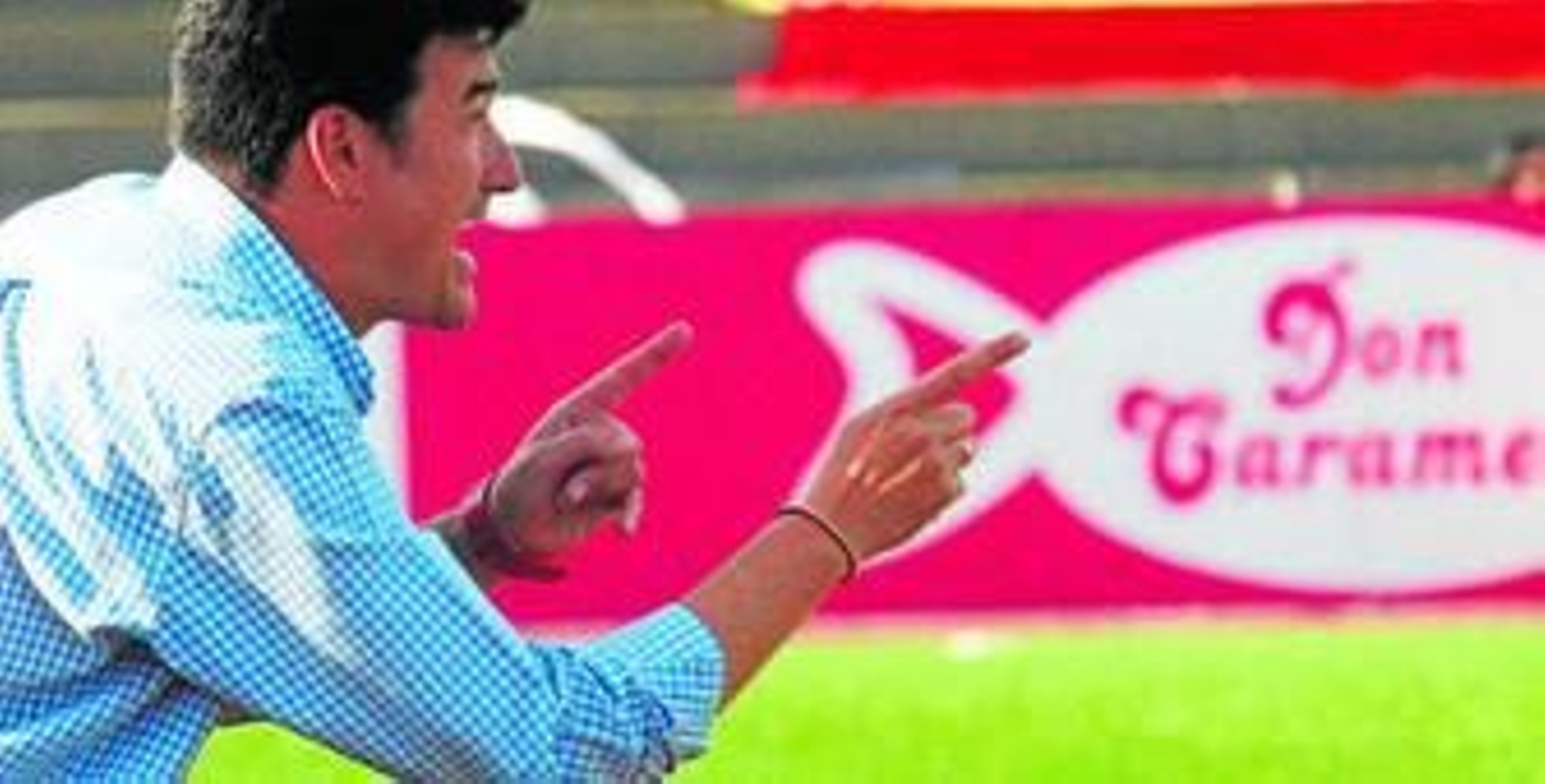 Rafa Escobar da instrucciones a sus pupilos.