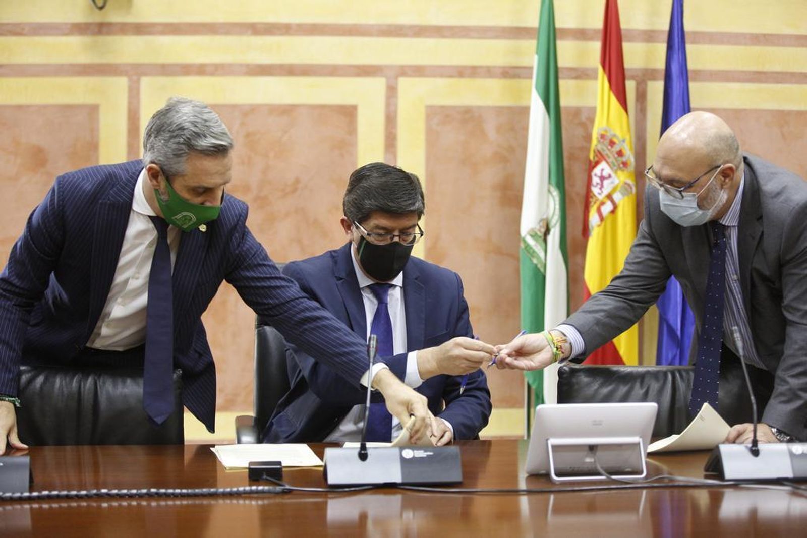Juan Bravo, Juan Marín y Alejandro Hernández, en el Parlamento durante la firma del acuerdo.