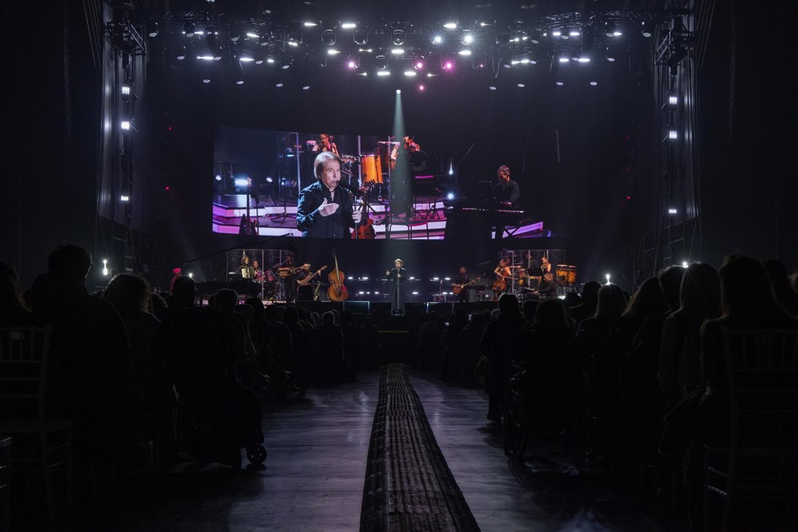Así se disfruta en Jaén del concierto de Raphael, "Raphaelísimo"