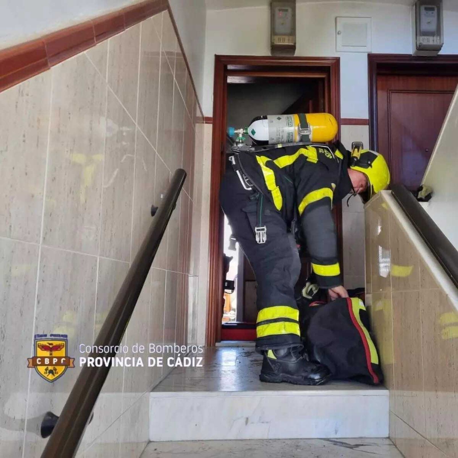 Un momento de la intervención de los Bomberos en la vivienda de la avenida de la Constitución