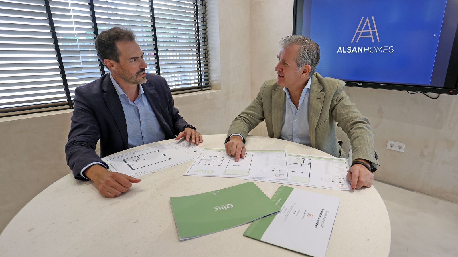 Santiago Ponga (i) y Alberto Villagrán con los planos de una promoción de viviendas de Alsan Homes.