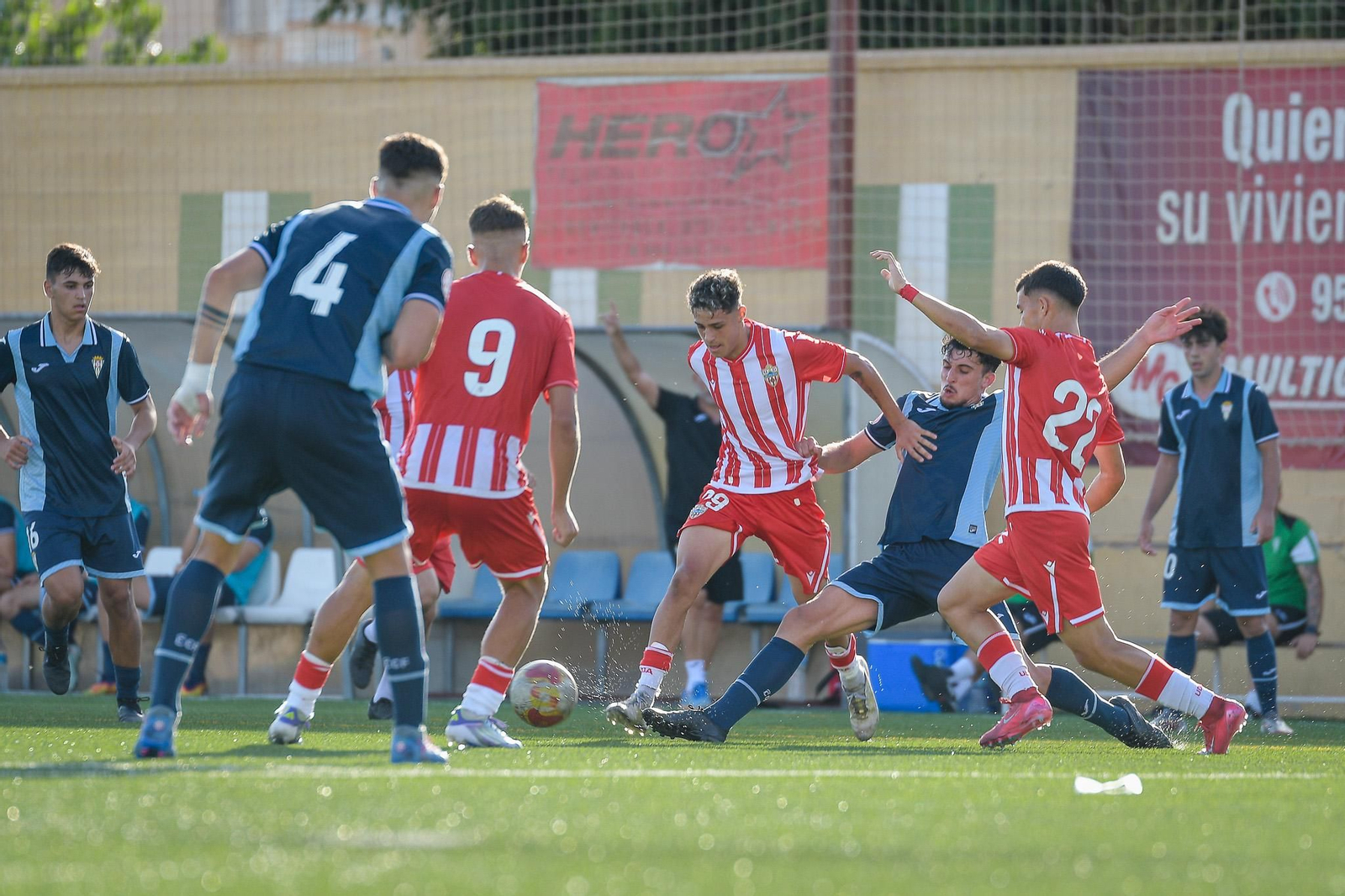 Roger sortea la entrada de un rival durante un encuentro de los rojiblancos disputado esta temporada como local.