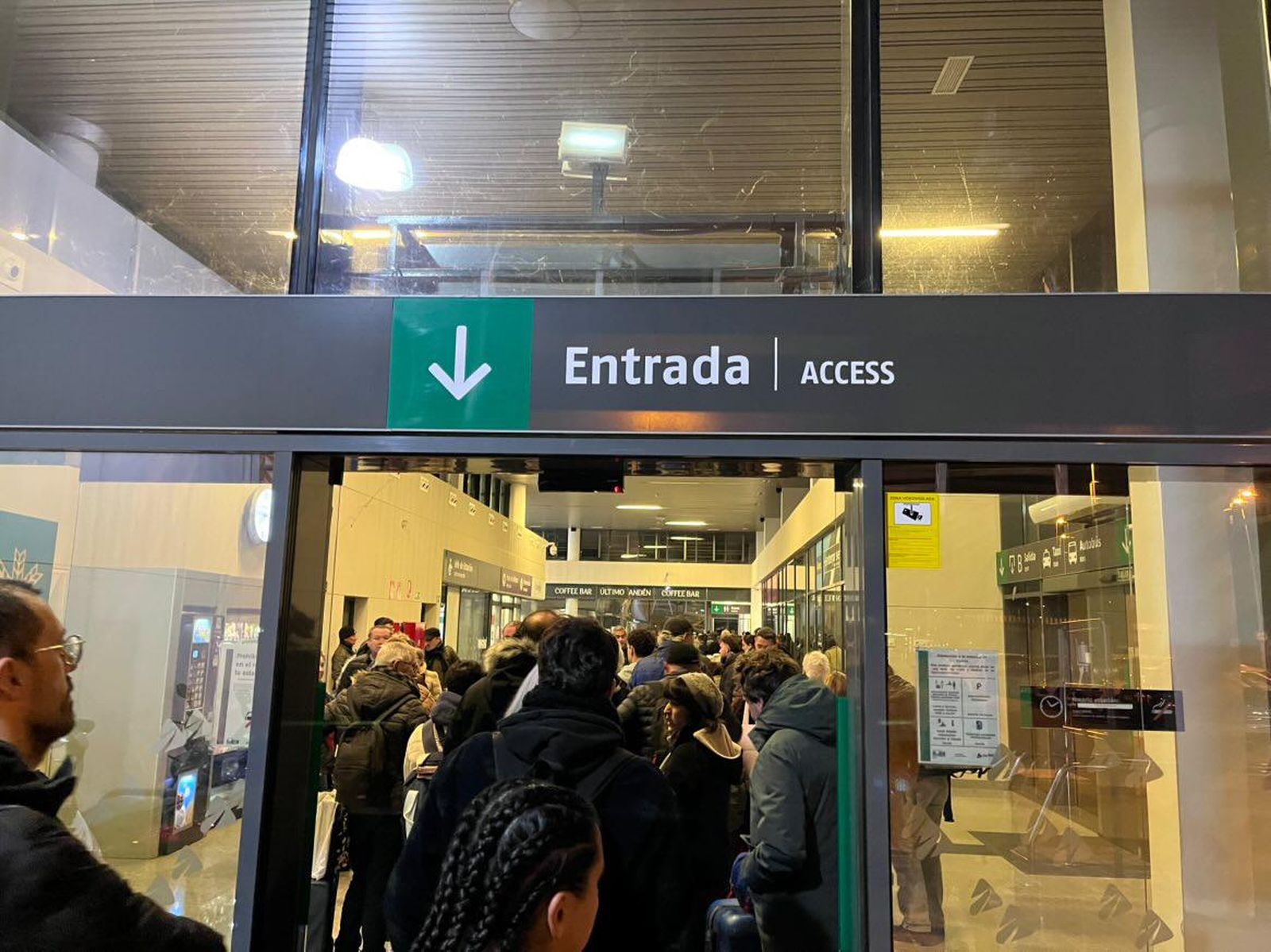 Grandes colas anoche en la estación de tren.