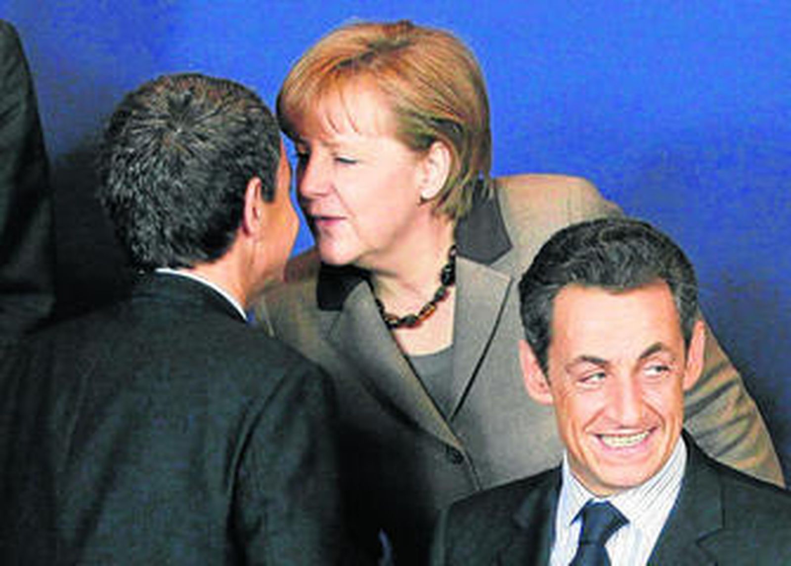 Zapatero saluda a Angela Merkel en presencia de Nicolas Sarkozy, ayer, en la reunión celebrada en Bruselas.