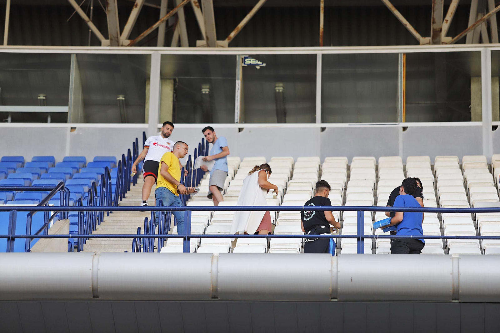 Los aficionados preparan el mosaico del partido del ascenso Recreativo de Huelva-Cacereño