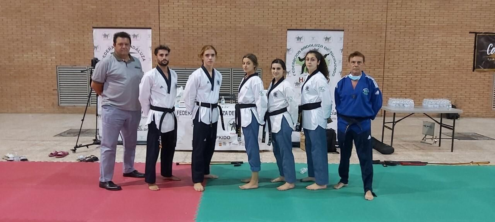 El equipo de free-style del Seúl Gym, con el Vicepresidente de la FAT.