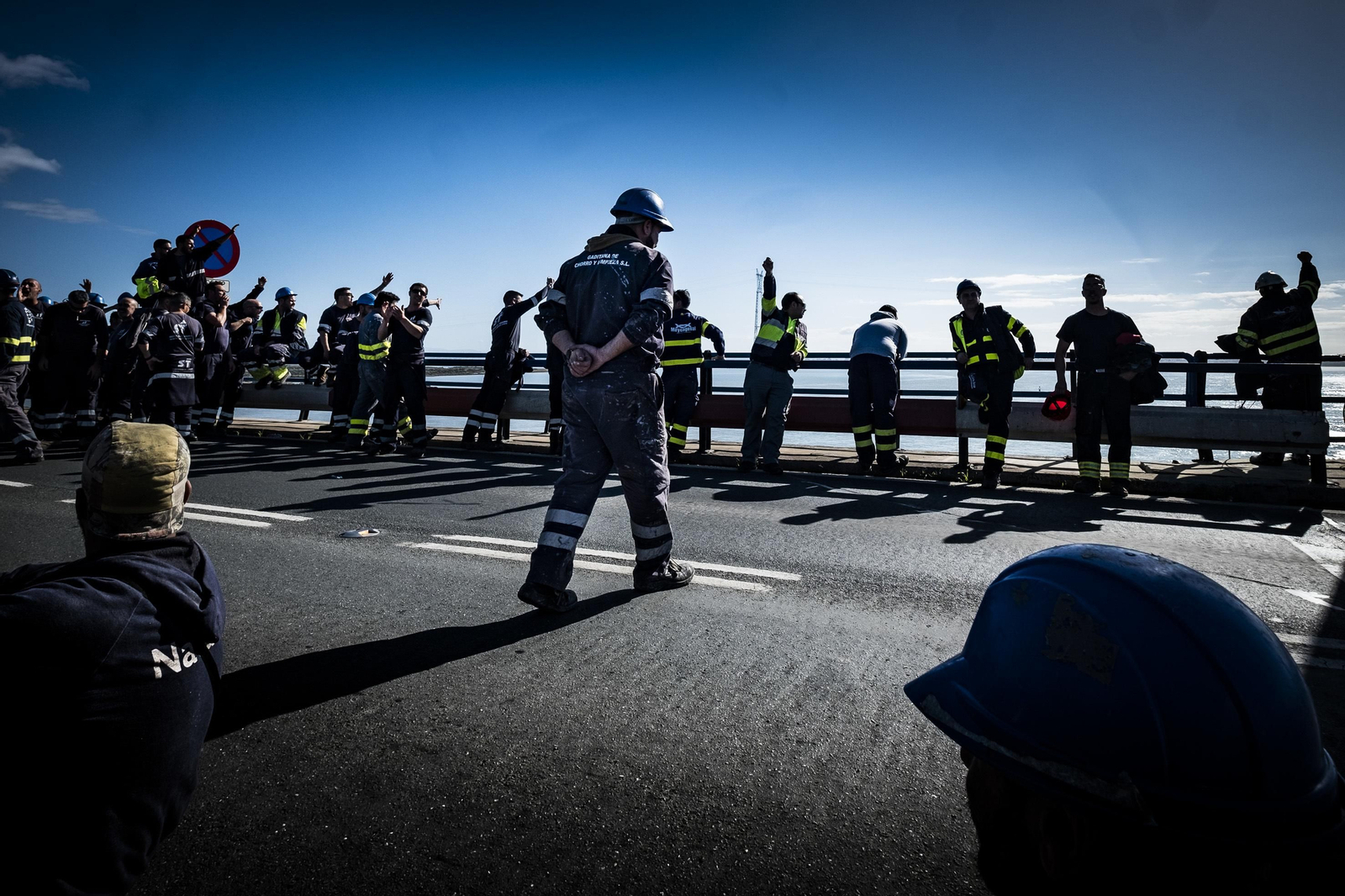 Imágenes de la protesta de las empresas auxiliares de Navantia Puerto Real en el Puente Carranza