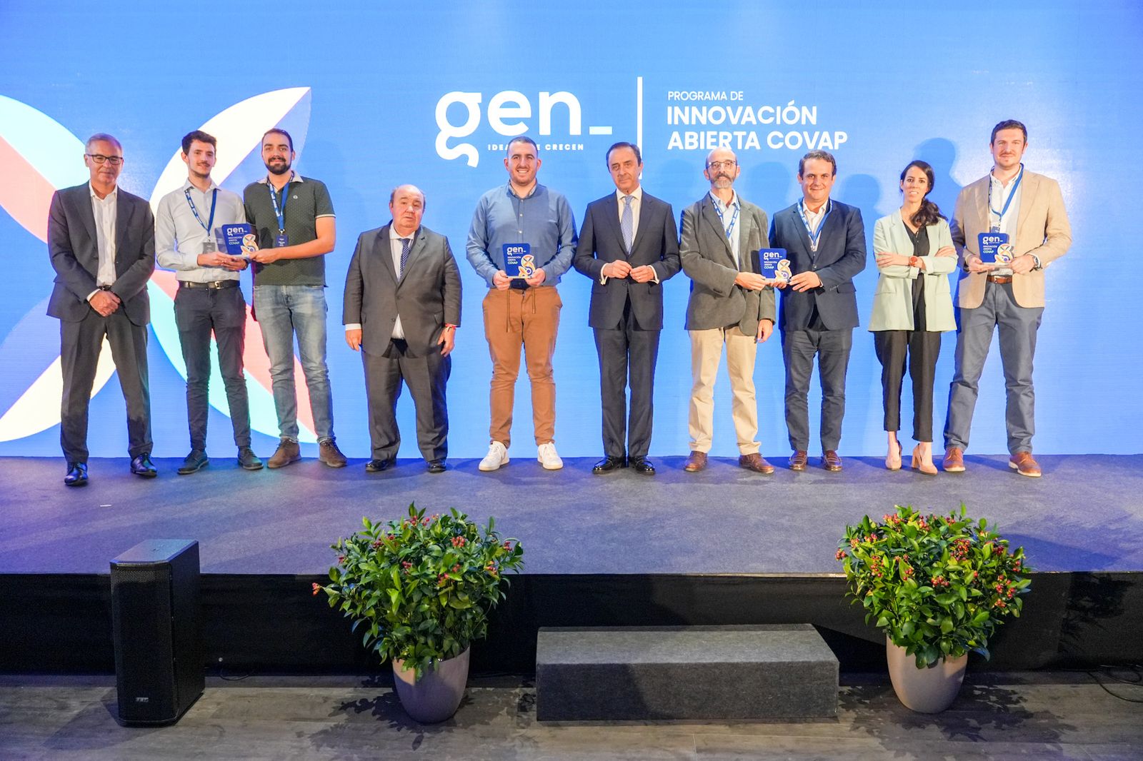 Foto de familia de los premiados por Covap.