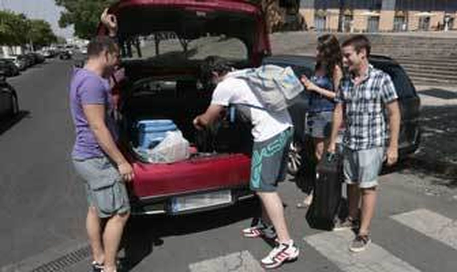 Myriam C. observa como sus acompañantes de BlaBlaCar colocan las maletas en el interior de su vehículo para viajar a Jaén. /Juan Carlos Muñoz