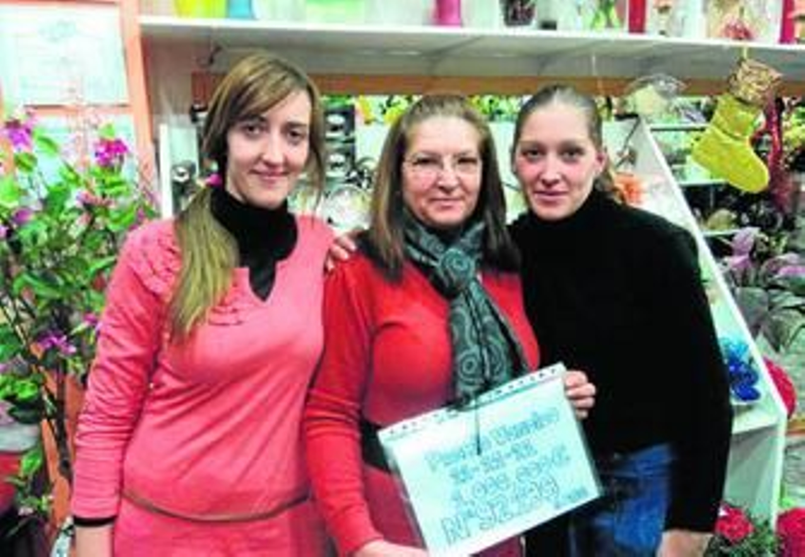 La familia Cantón García en su floristería de Huétor Tájar.