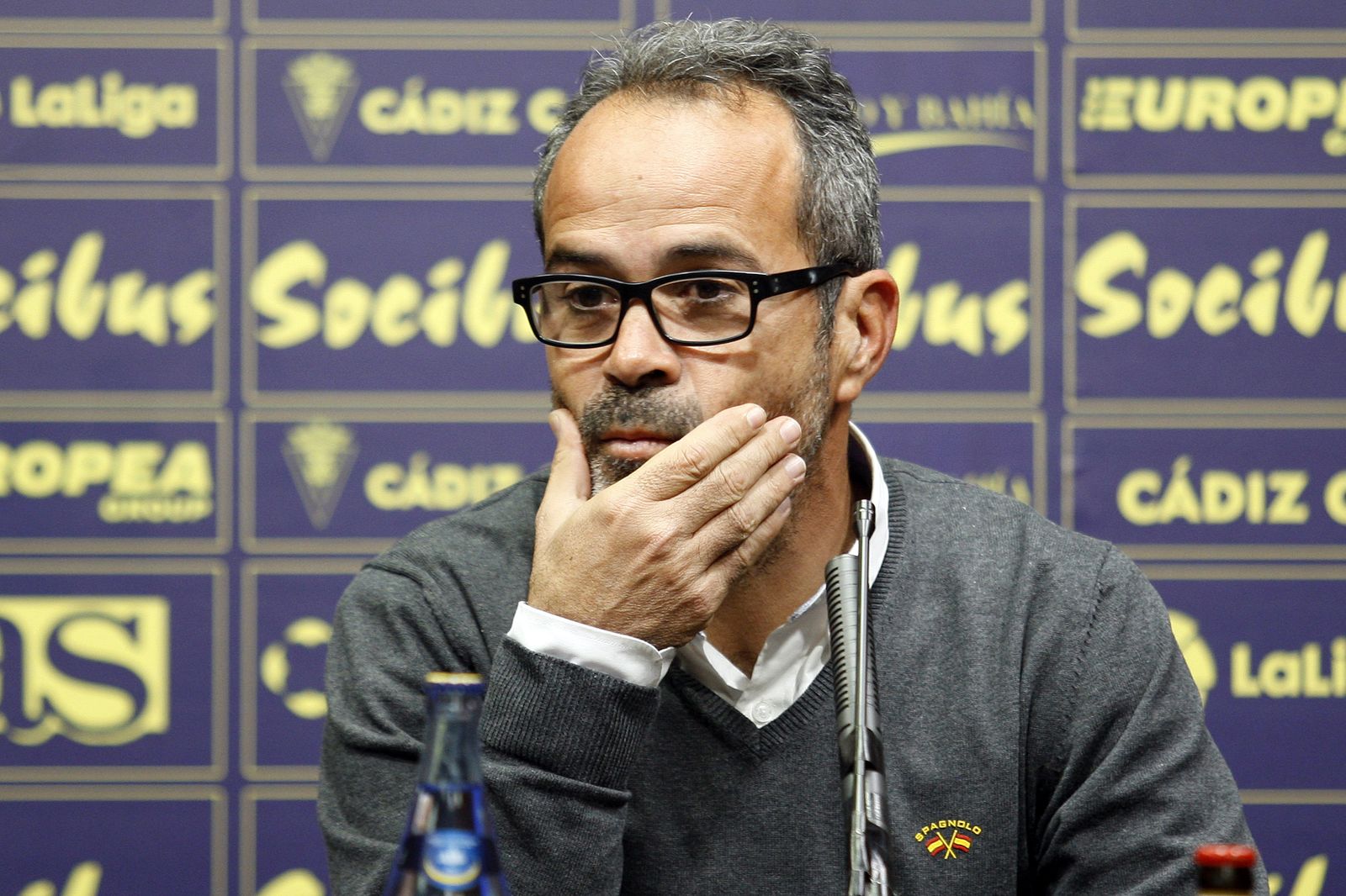 Álvaro Cervera se lleva la mano derecha a la cara durante la rueda de prensa de ayer.