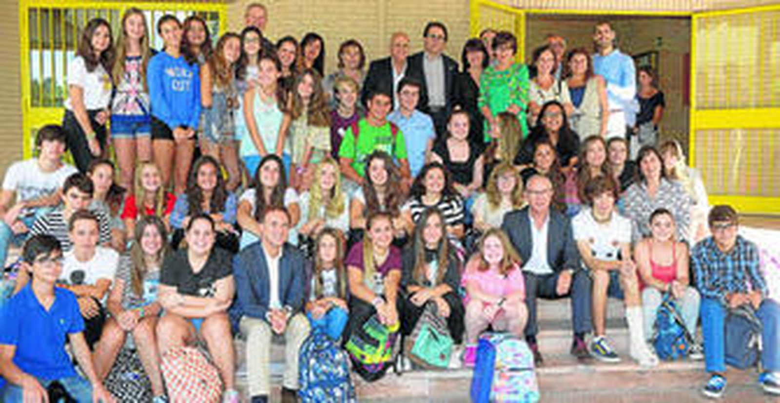Juan Luis de la Encina y David de la Encina, posando con algunos de los alumnos del instituto.