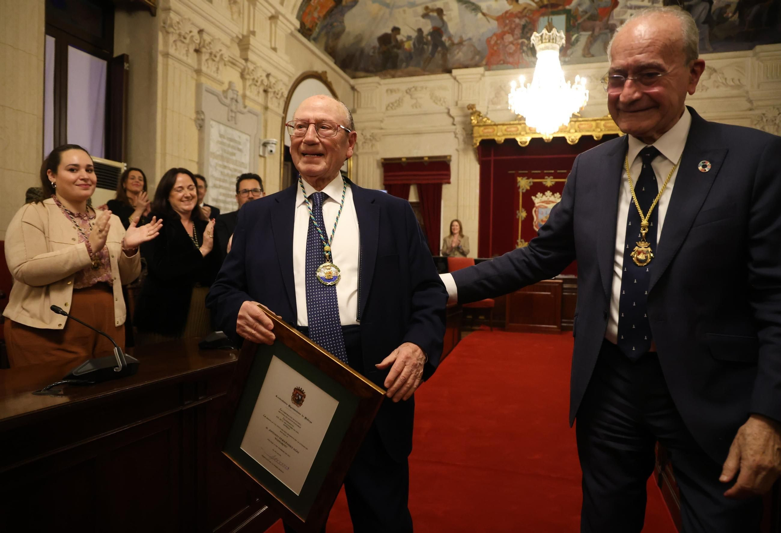 Fosforito con el alcalde tras su reconocimiento como Hijo Adoptivo.