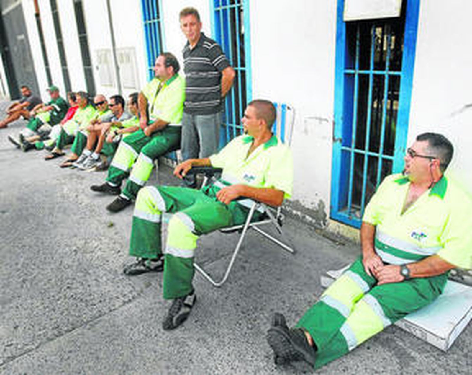 Trabajadores de FCC concentrados junto al centro municipal de limpieza.