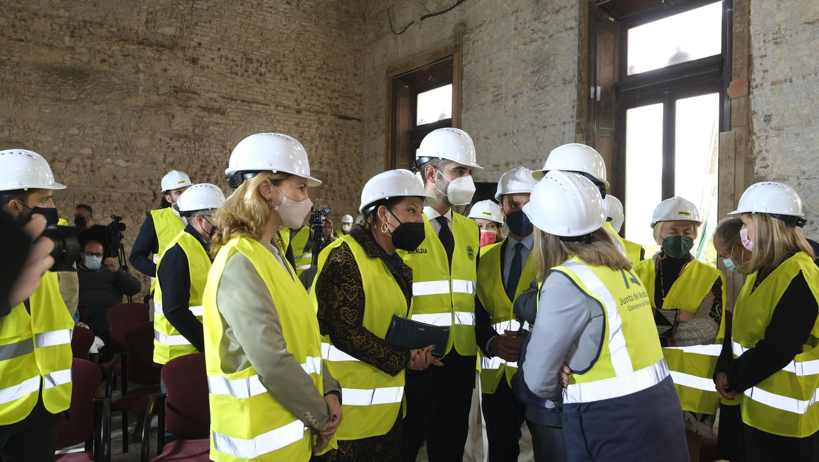 Fotogalería de la visita de Juanma Moreno a las obras del Ayuntamiento de Almería.