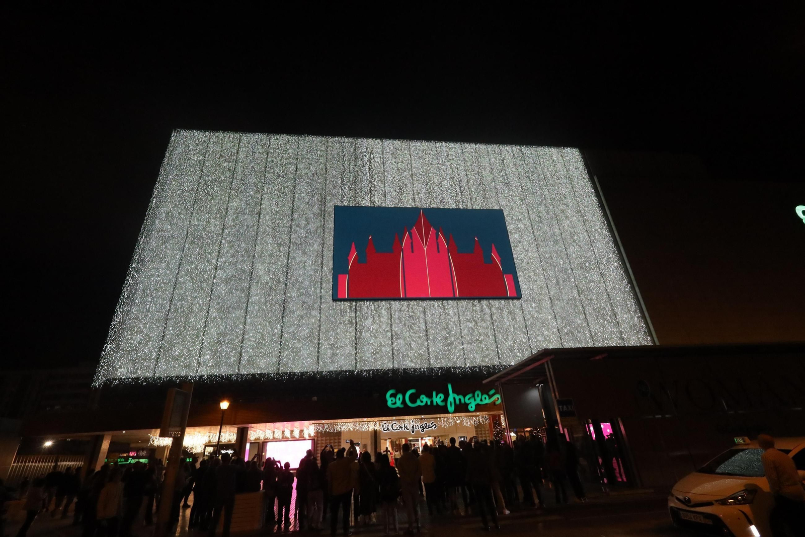 Fachada de El Corte Inglés iluminada en la última Navidad.