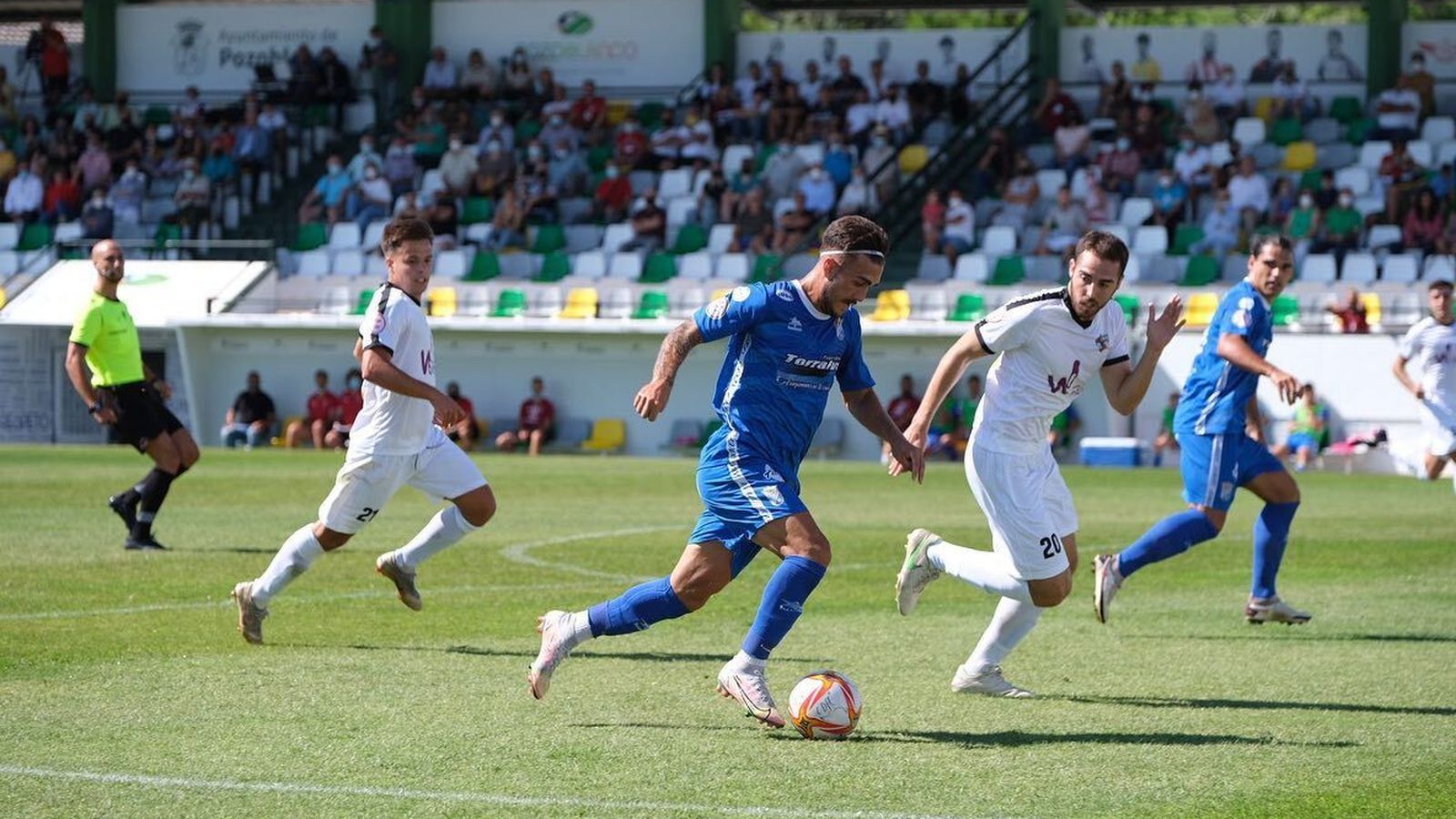 Joselillo conduce el balón en la jugada previa al 0-1.