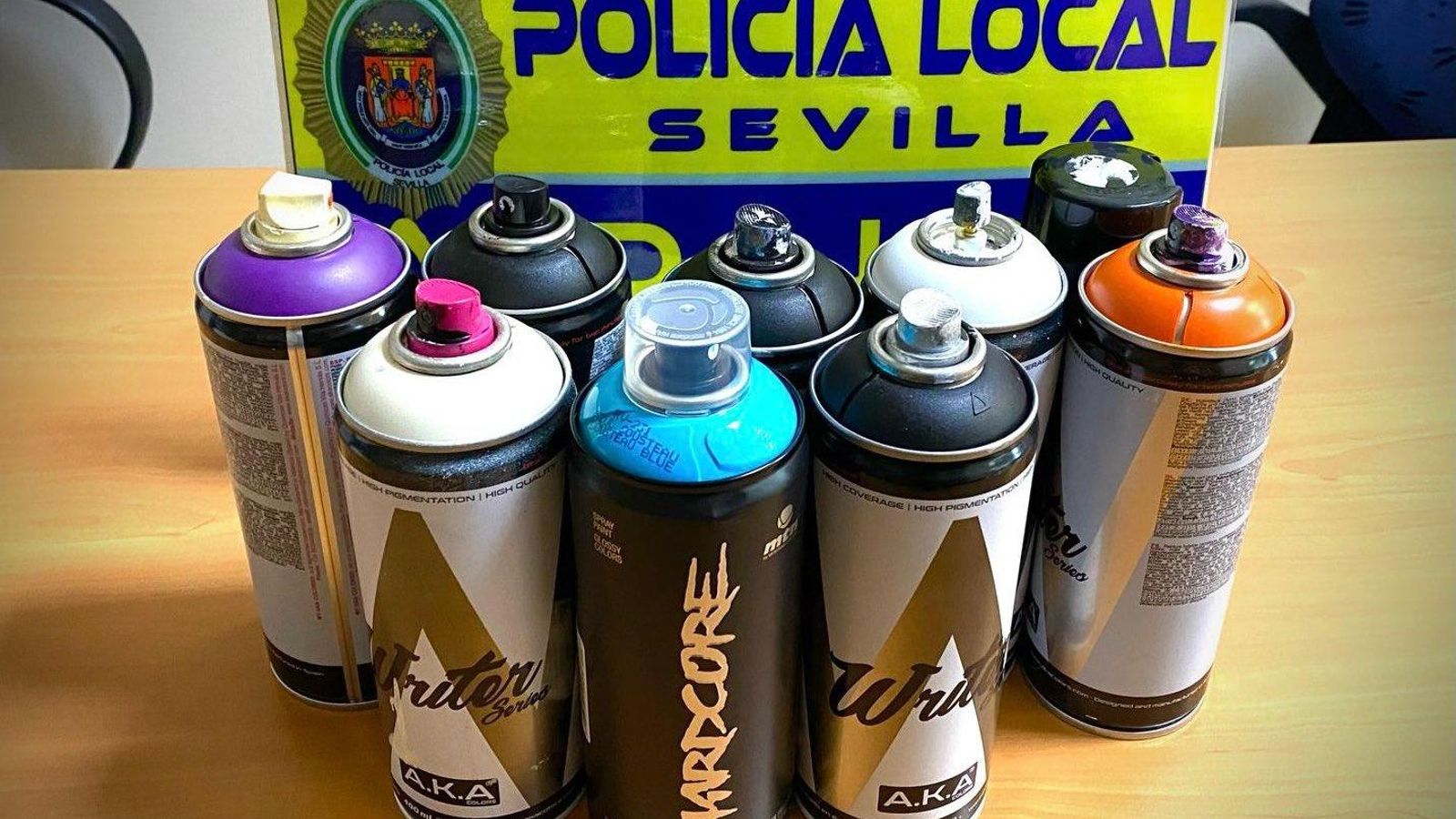 Botes de pintura intervenidos al grafitero.