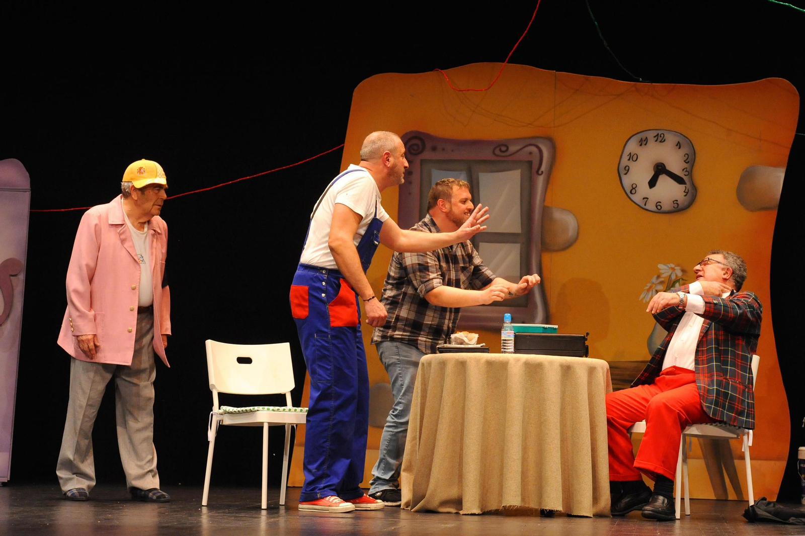 1. 'En black. Vivir en negro', de Orozú Teatro, se escenificará el 19 de noviembre.    2. 'Siete gritos en el mar', de Teatro en Construcción. 3. 'High School Musical' es la propuesta, fuera de concurso, del grupo de teatro juvenil La Trinidad.