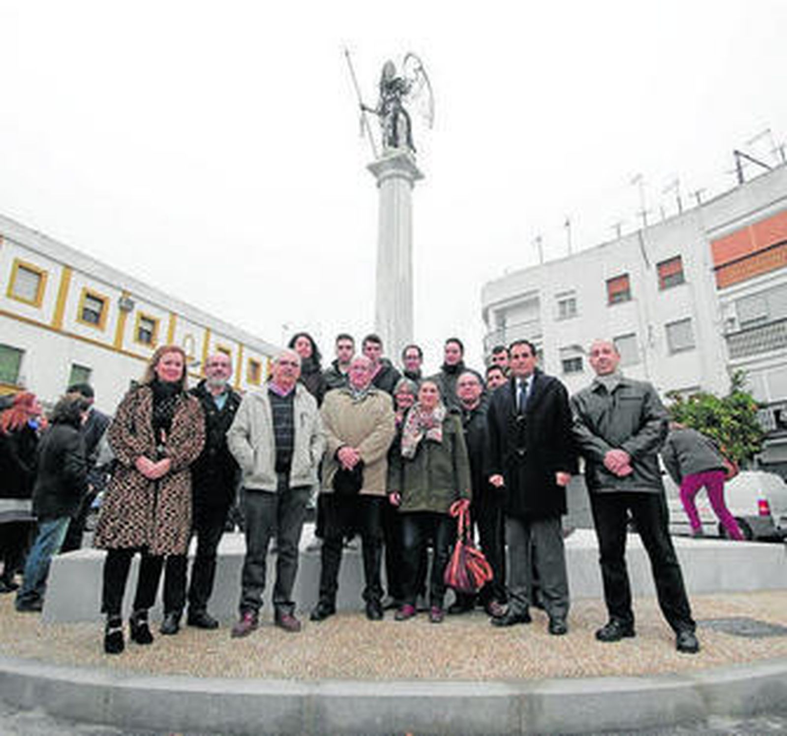 Nieto, con los vecinos y autores de la obra, en la plaza Sebastián Cuevas.