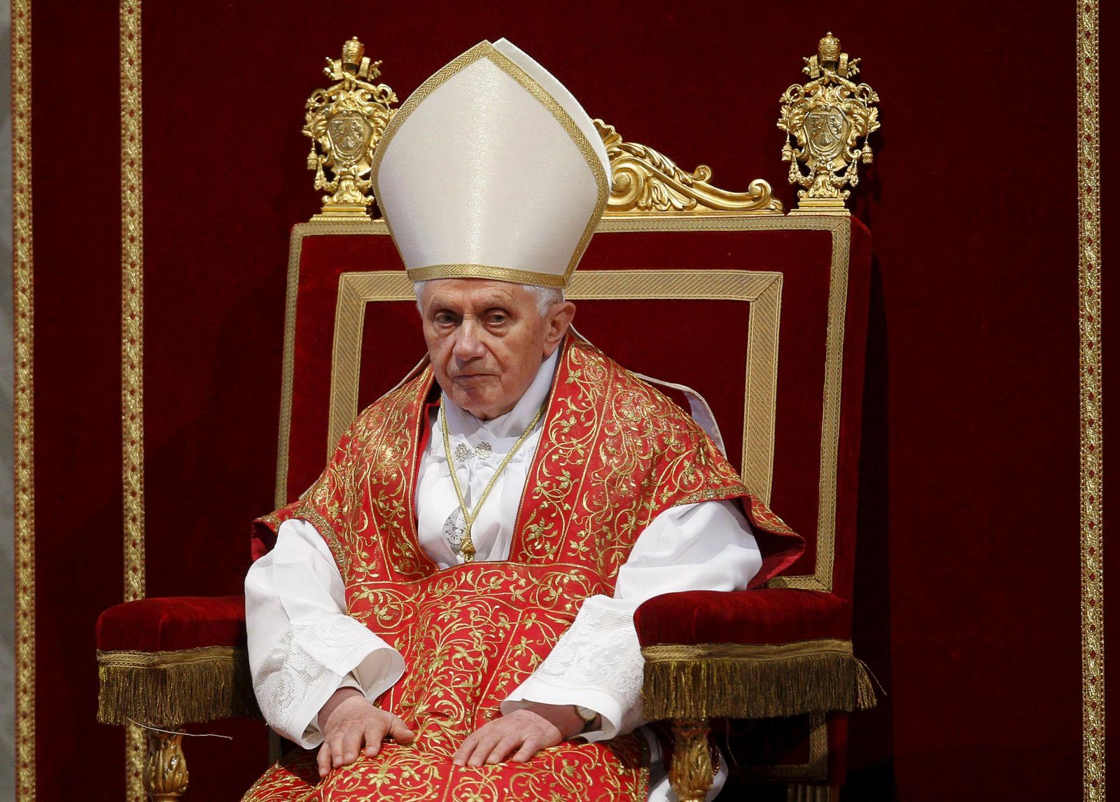Benedicto XVI celebra la Pasión de Cristo el Viernes Santo de 2011 en el Vaticano.