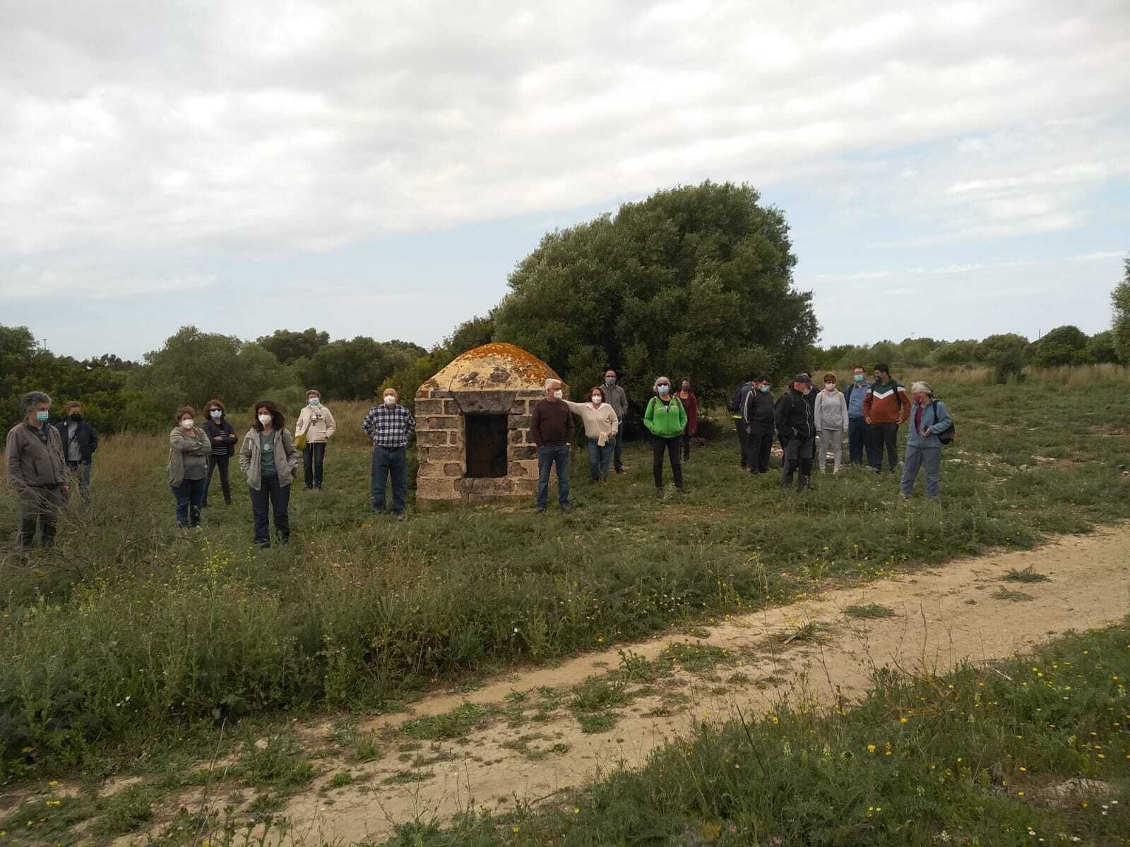Los ecologistas y los jóvenes de Afanas, junto a uno de los lucernarios de piedra del antiguo acueducto subterráneo de La Piedad.