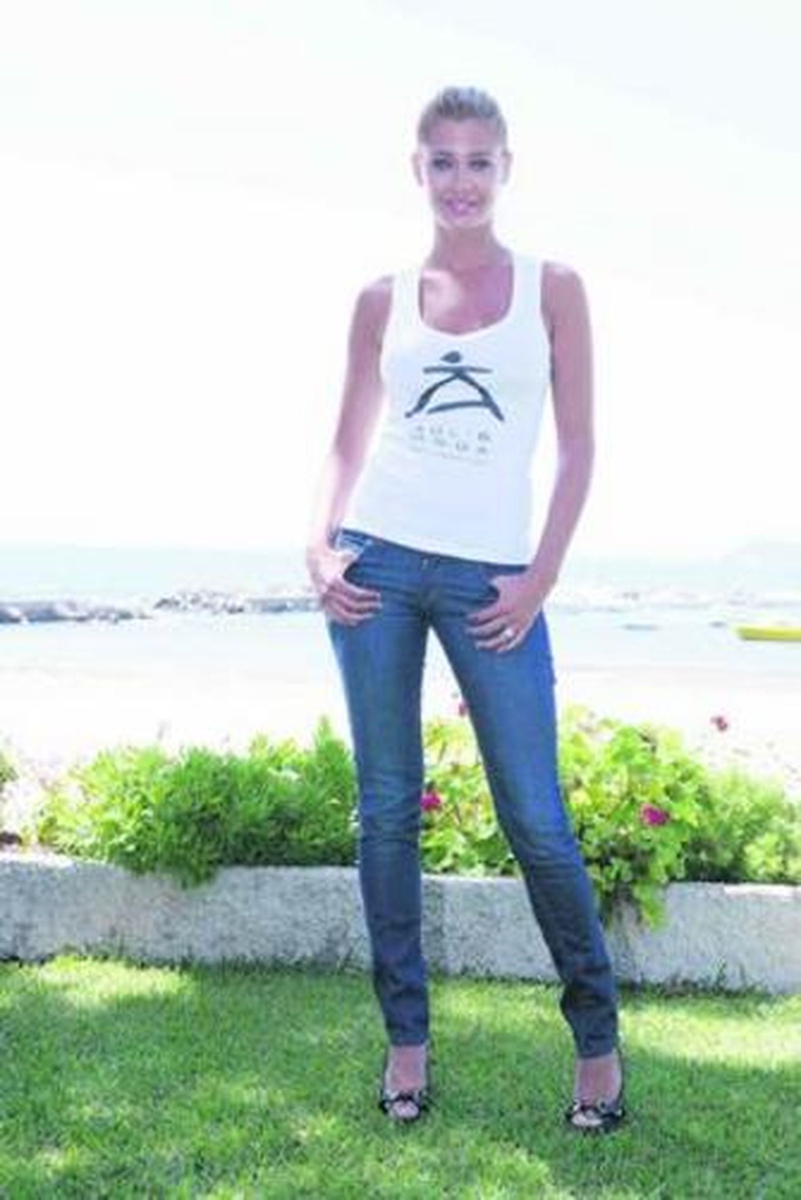 1. La modelo, más rubia, el pasado fin de semana en la isla de Ibiza 2. El futbolista Alexis Ruano parece que ha conseguido enamorar a Elisabeth. 3. Su primera relación mediática fue con Sergio Ramos, otra figura de los campos de juego 4. De todos sus novios, ha sido Fran Rivera el que más persecuciones le ha costado a nuestra protagonista.