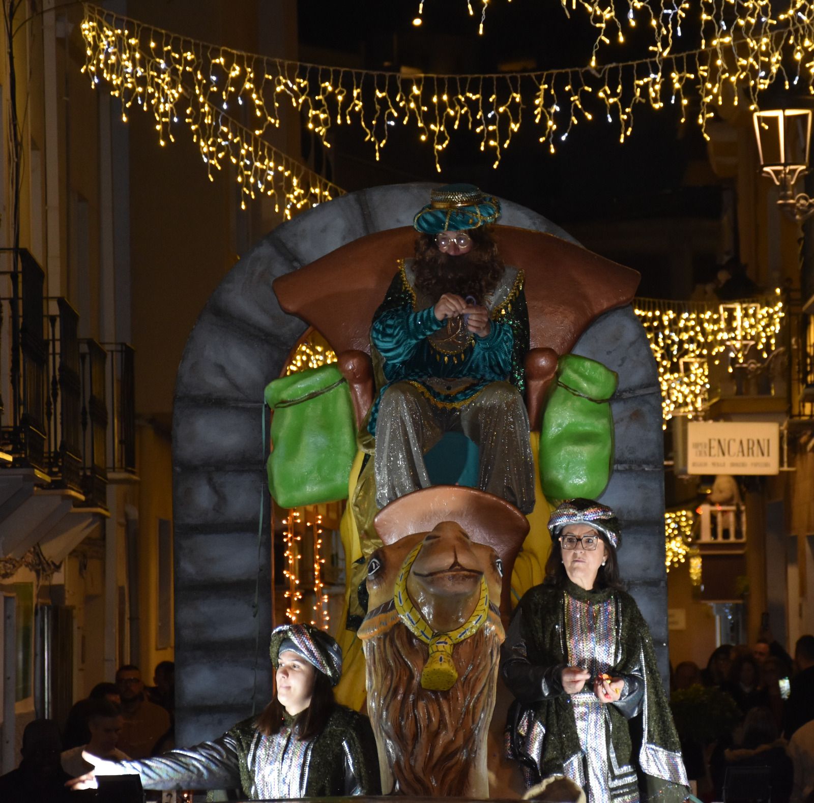 Macael desborda ilusión en la visita de los Reyes Magos: la cabalgata, en imágenes